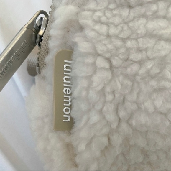 NWT authentic Lululemon Fleece Everywhere Belt Bag in Natural Ivory/trench - Picture 3 of 6